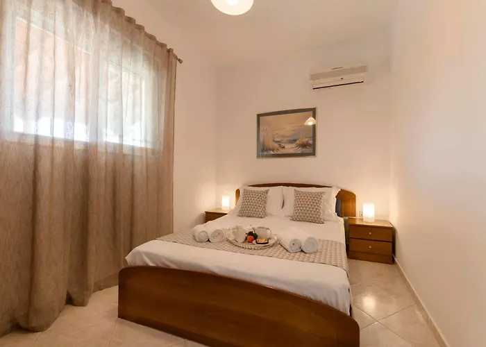 فيلة Reni Garden House *