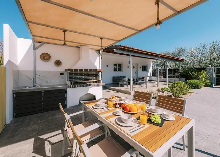 Reni Garden House فيلة أفانتو